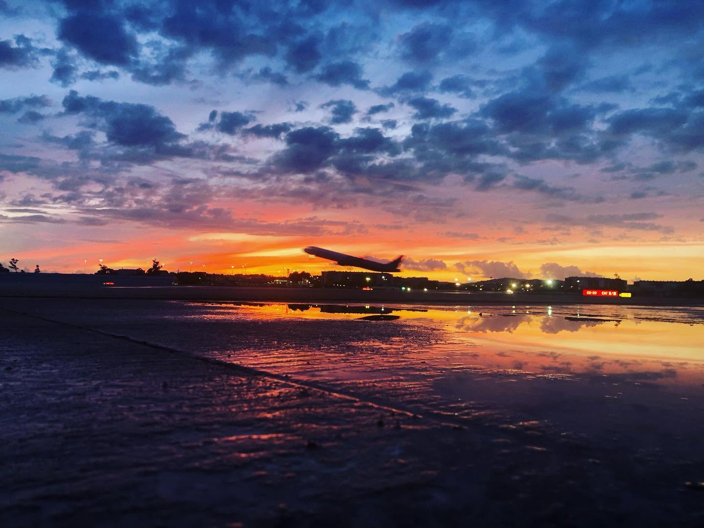 Aeronave da frota E-Jets em plataforma aeroportuária